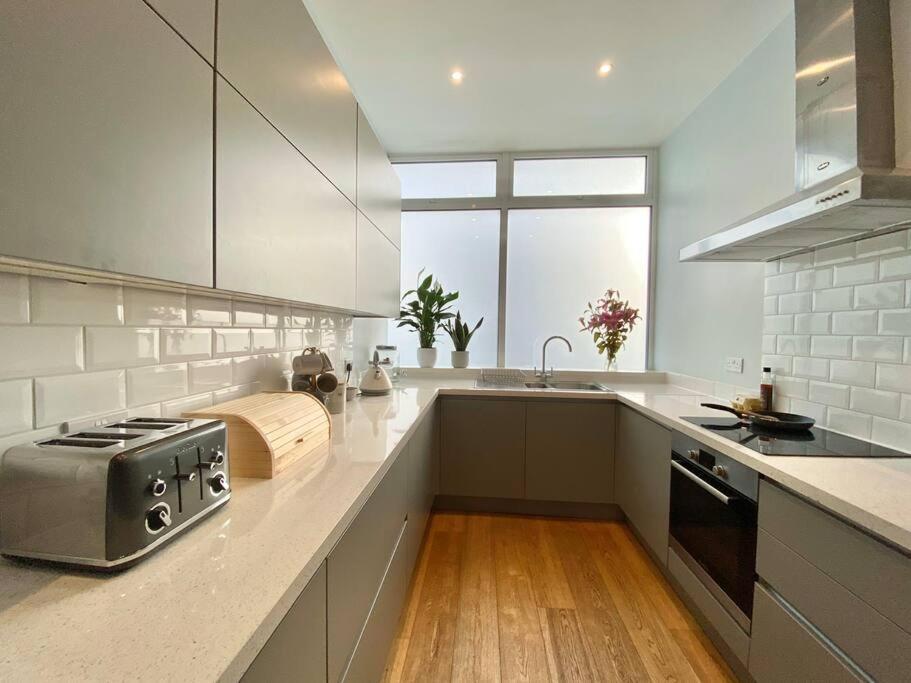 2Bdr Modern Apartment In Hammersmith West Лондон Екстериор снимка