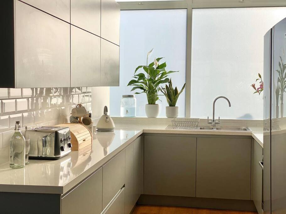 2Bdr Modern Apartment In Hammersmith West Лондон Екстериор снимка